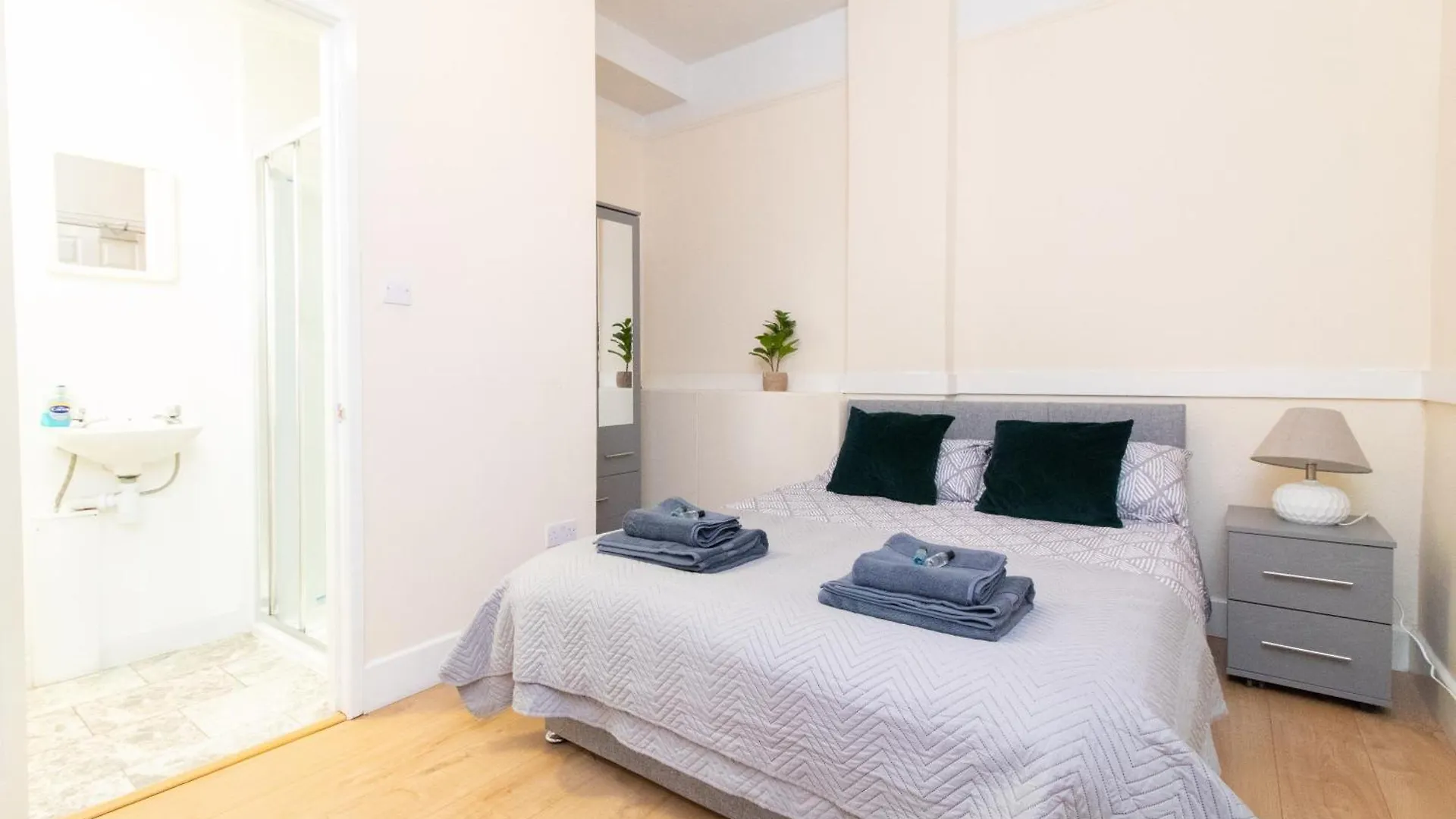 Thornbury Guest House Room 3 contacts